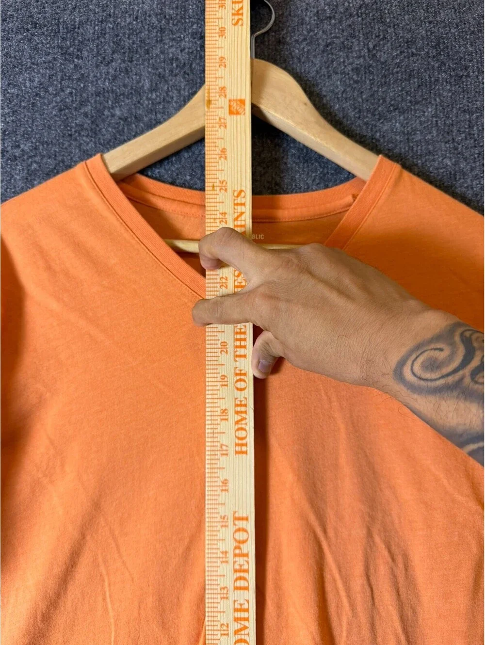 Banana Republic T-Shirt Mens Large Orange Premium Wash V-Neck Short Sleeve Tee